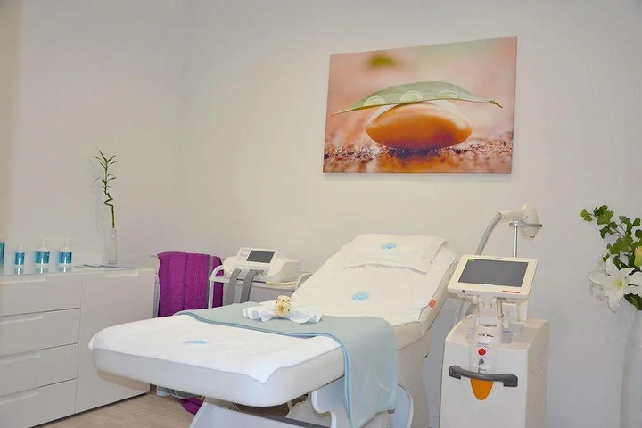 Behandlungsraum für apparative Kosmetik bei Dr. Freeze in Hannover