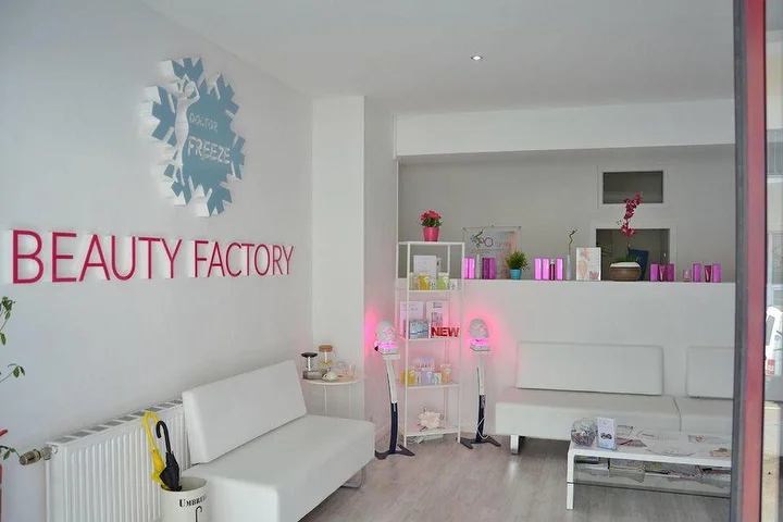 Heller Empfangs- und Loungebereich der Dr. Freeze Beauty Factory in Hannover